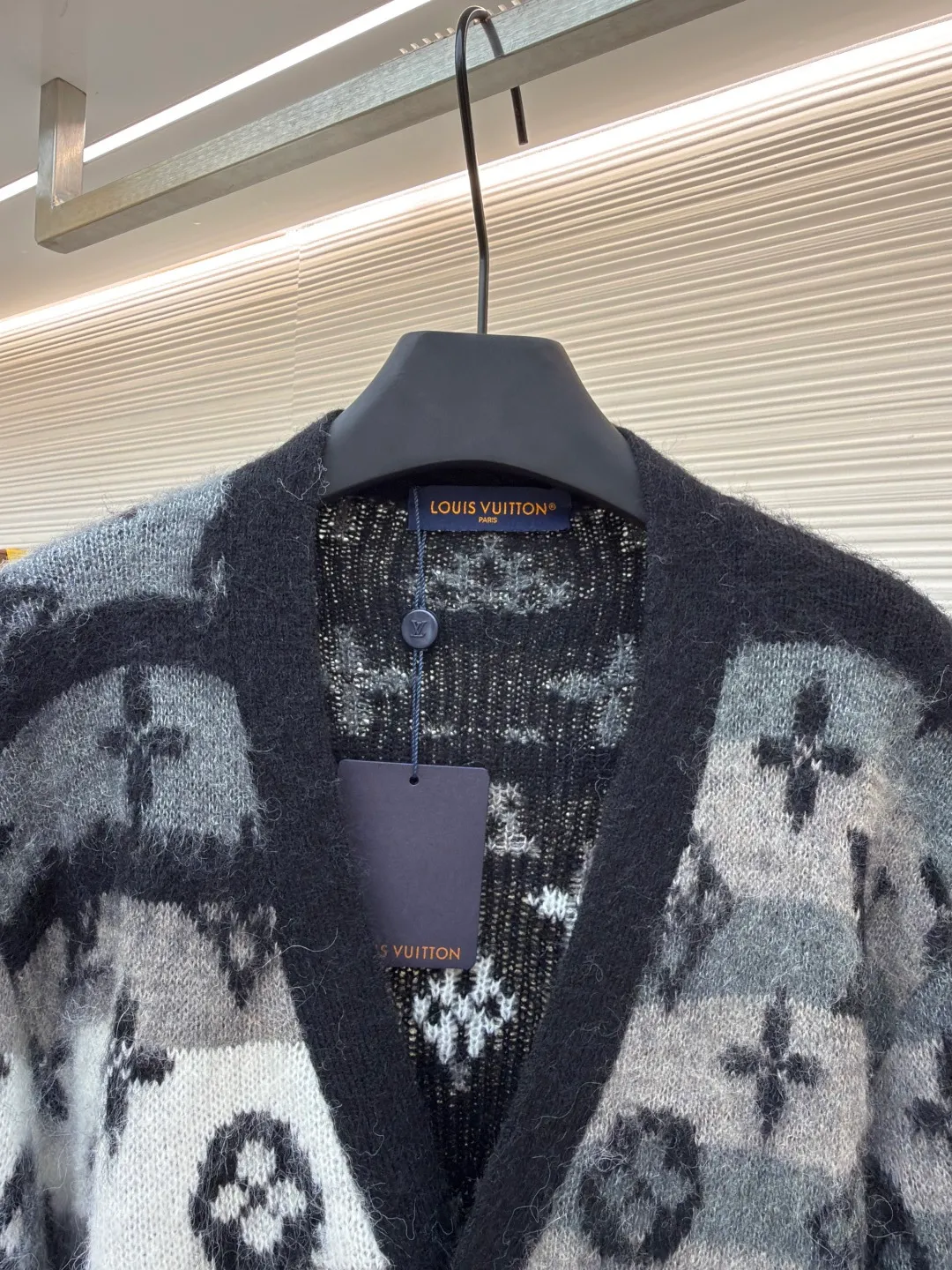 LOUIS VUITTON gradient mohair cardigan ●Original version: Purchased and developed by 15989 ●Item number: 1680803-C75 ●Fabric: mohair fabric ●Technology: knitting ●Version: loose fit ●Weight: about 685 grams ●Size: XS-S-M-L ●Description: Custom-woven mohair 67% + nylon 28% + sheep wool 5% yarn, purchased rich and finely ground mohair, imported Stoll weaving, full body alignment and stripe stitching, with black and white gray tones to highlight the full Monogram For the pattern, the mohair has been washed and naturally milled. After the shirt is woven, you need to manually remove the dotted lines that hang the hair, draw the knots and sew them. After sewing, wash and iron them to shape, then remove the clamps and catch the hair, wash it after catching it, and finally catch the hair again to achieve the same wool feel and effect as ZP. The process is very complicated. The overall wiring is straight and delicate, the fabric is comfortable and soft, and the color is consistent without color difference. It can be matched with the same style to create a fashionable look and control various occasions. Customized accessories, complete with three standards, same style for men and women!